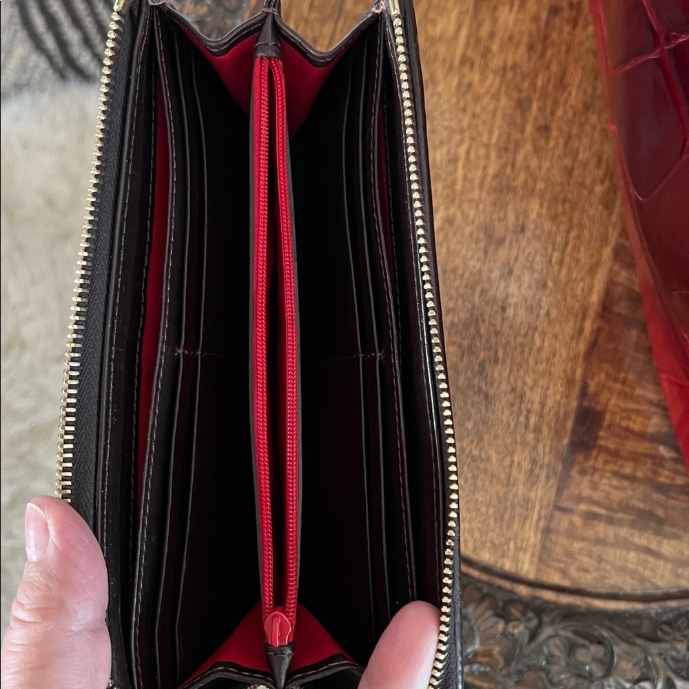 Dooney & Bourke Burgundy Red Croc-Embossed Large Denison Barlow Bag and Wallet - Picture 12 of 16
